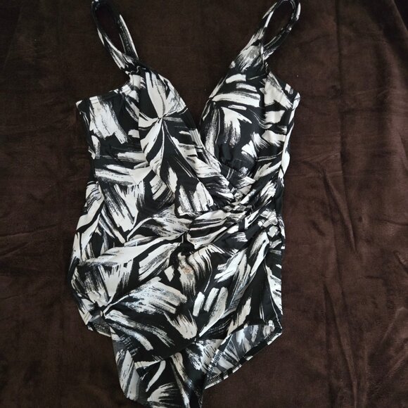Miraclesuit One Piece Swim Wear - with a little Sparkle! Size Large - Picture 1 of 5